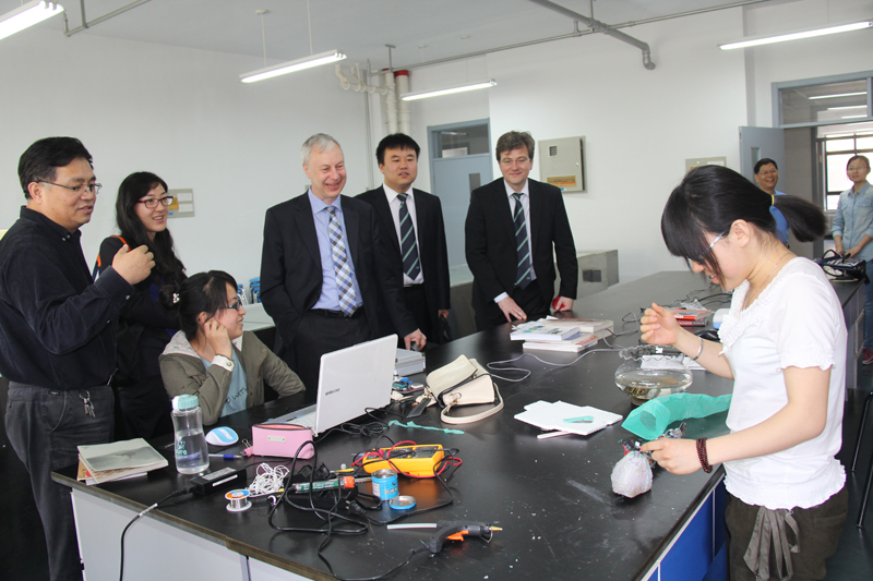 代傲表计全球总公司创新科技部主管Schulze博士来我校机电学院考察访问