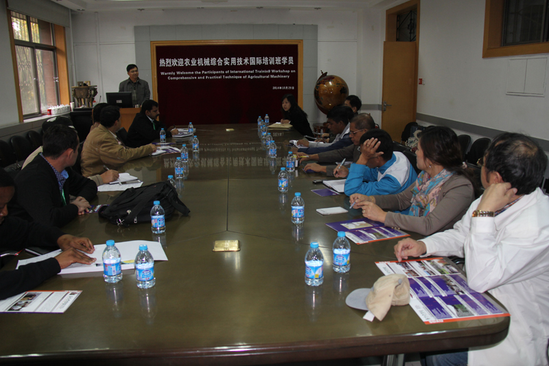 机电学院完成2014农机综合实用技术国际培训班培训工作