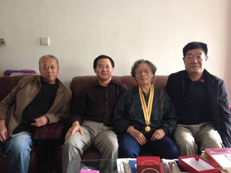 学院领导走访慰问&ldquo;中国人民抗日战争胜利70周年纪念章&rdquo;获得者隋玉兰书记