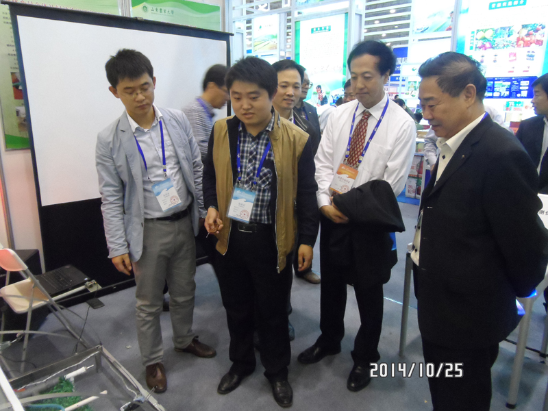 温孚江校长莅临机电学院产品展区指导工作